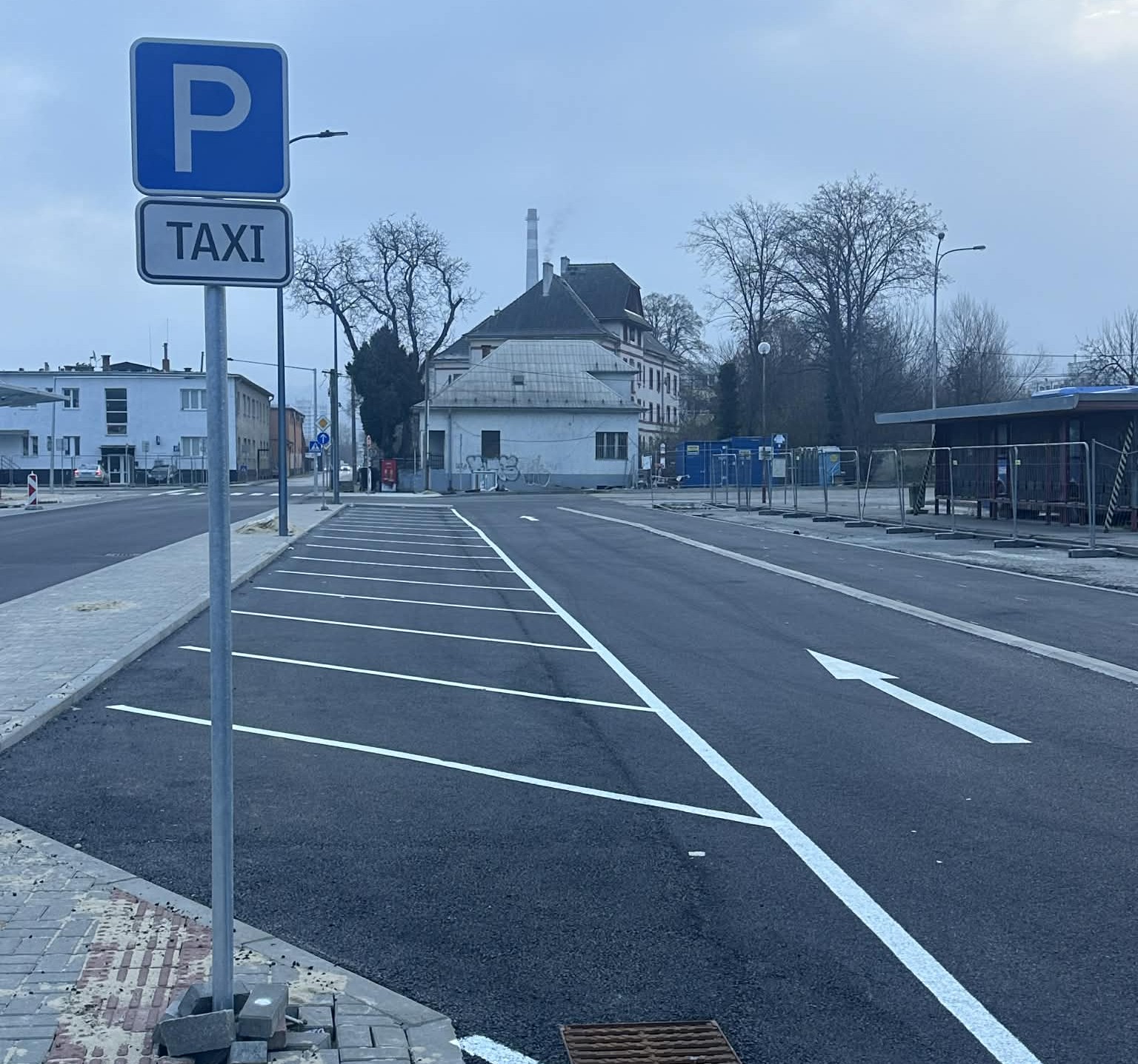 Parkovanie pri železničnej stanici v Trenčíne: Kde stoja taxíky a kde môžu parkovať vodiči