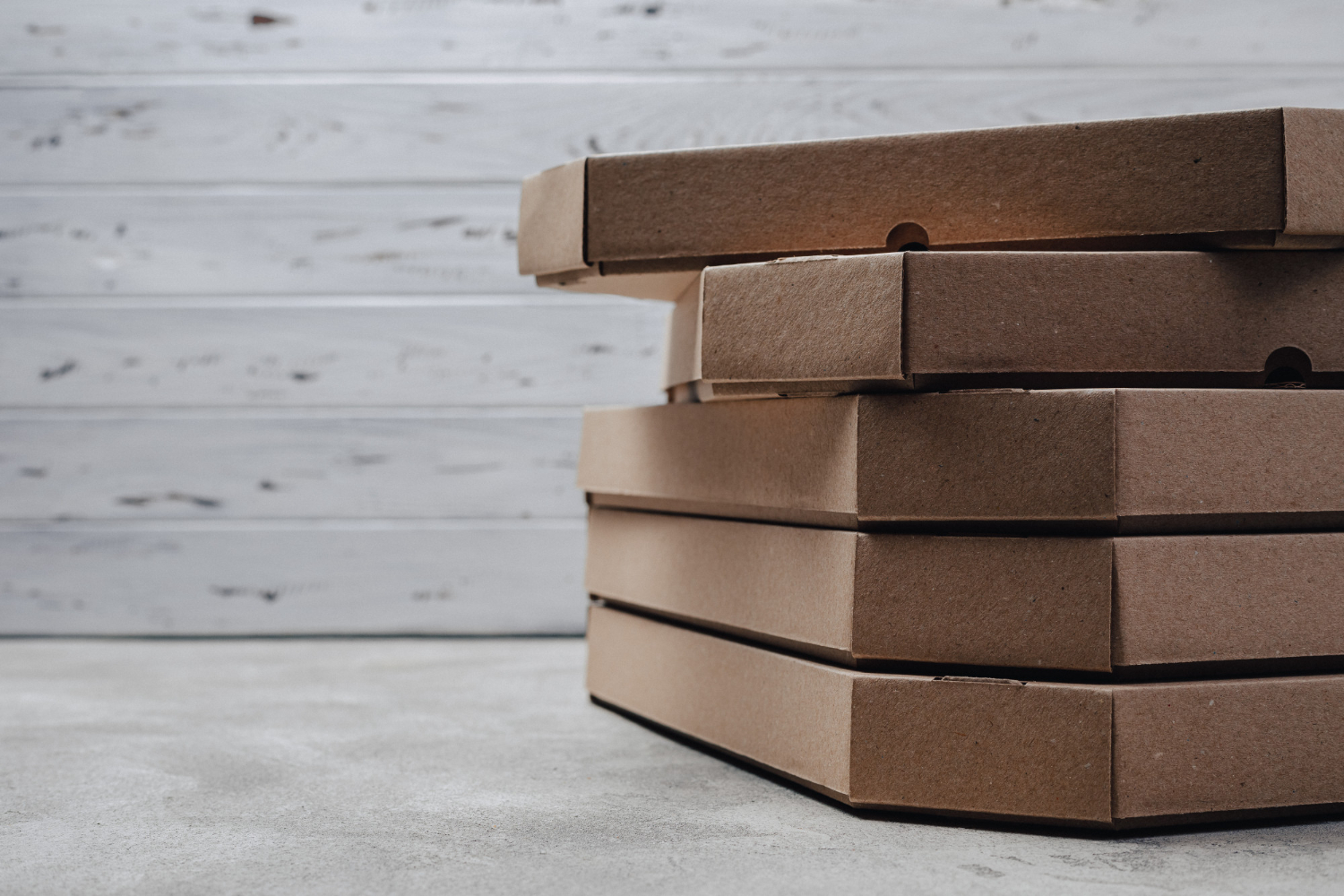 Krabice na pizzu s kreatívnym dizajnom a jednotným brandingom.