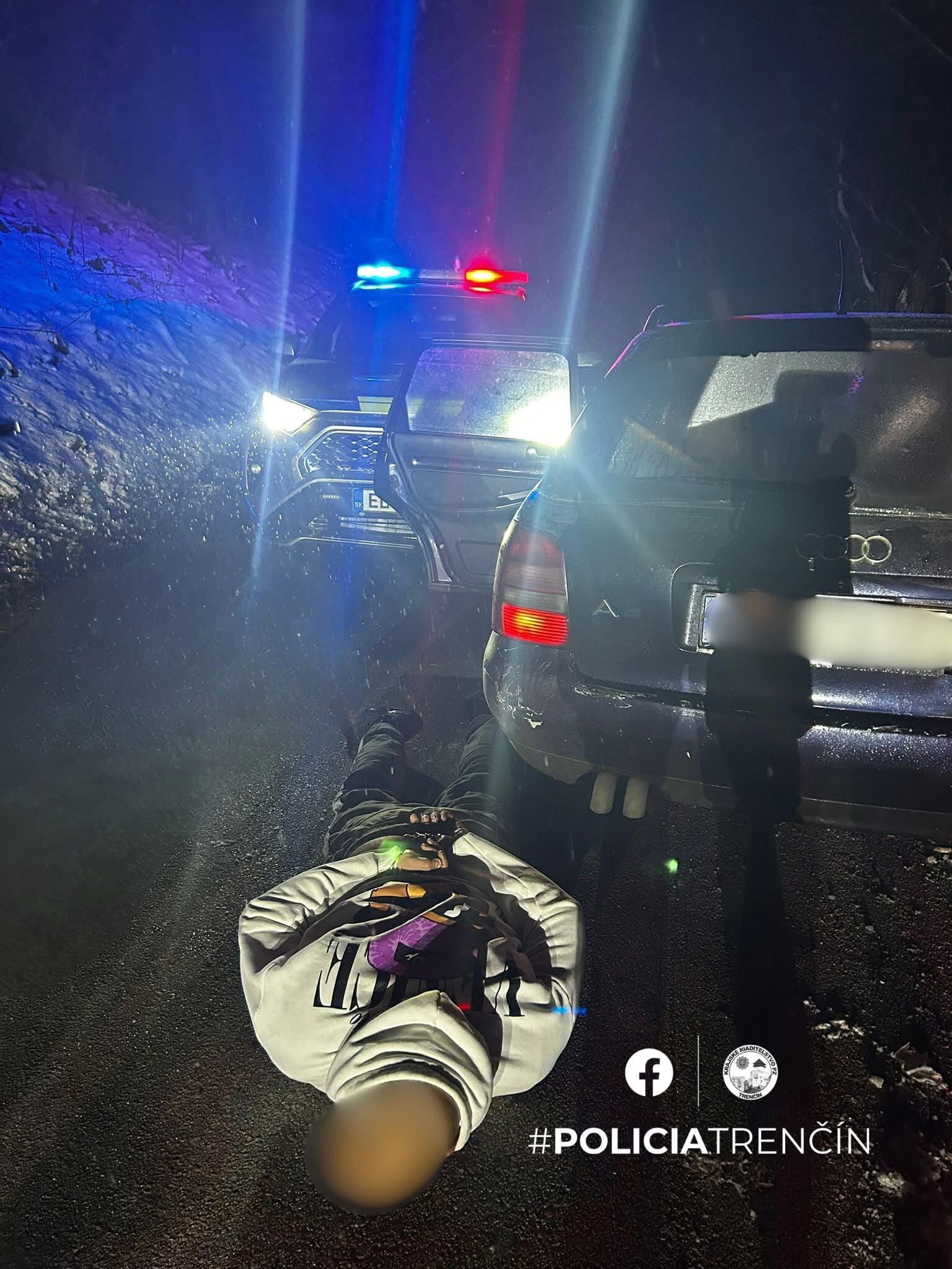 DROGY, ZÁKAZ ŠOFÉROVAŤ A ÚTEK PRED HLIADKOU: Naháňačka sa skončila nárazom do policajného auta