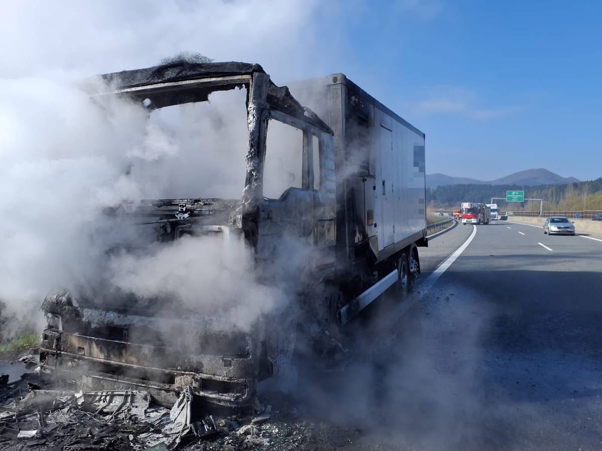 Požiar kamióna na D1: vodič stihol utiecť