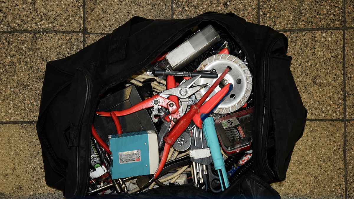 Polícia objasnila sériu vlámaní do áut. Muž sa zameriaval na pracovné náradie