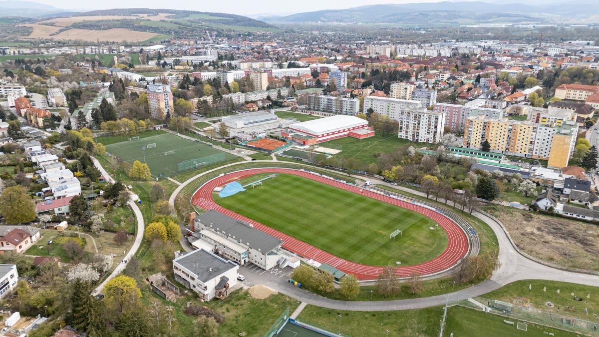 Retoping atletického štadióna v Novom Meste nad Váhom je vo finále. Dráha dostáva nový život