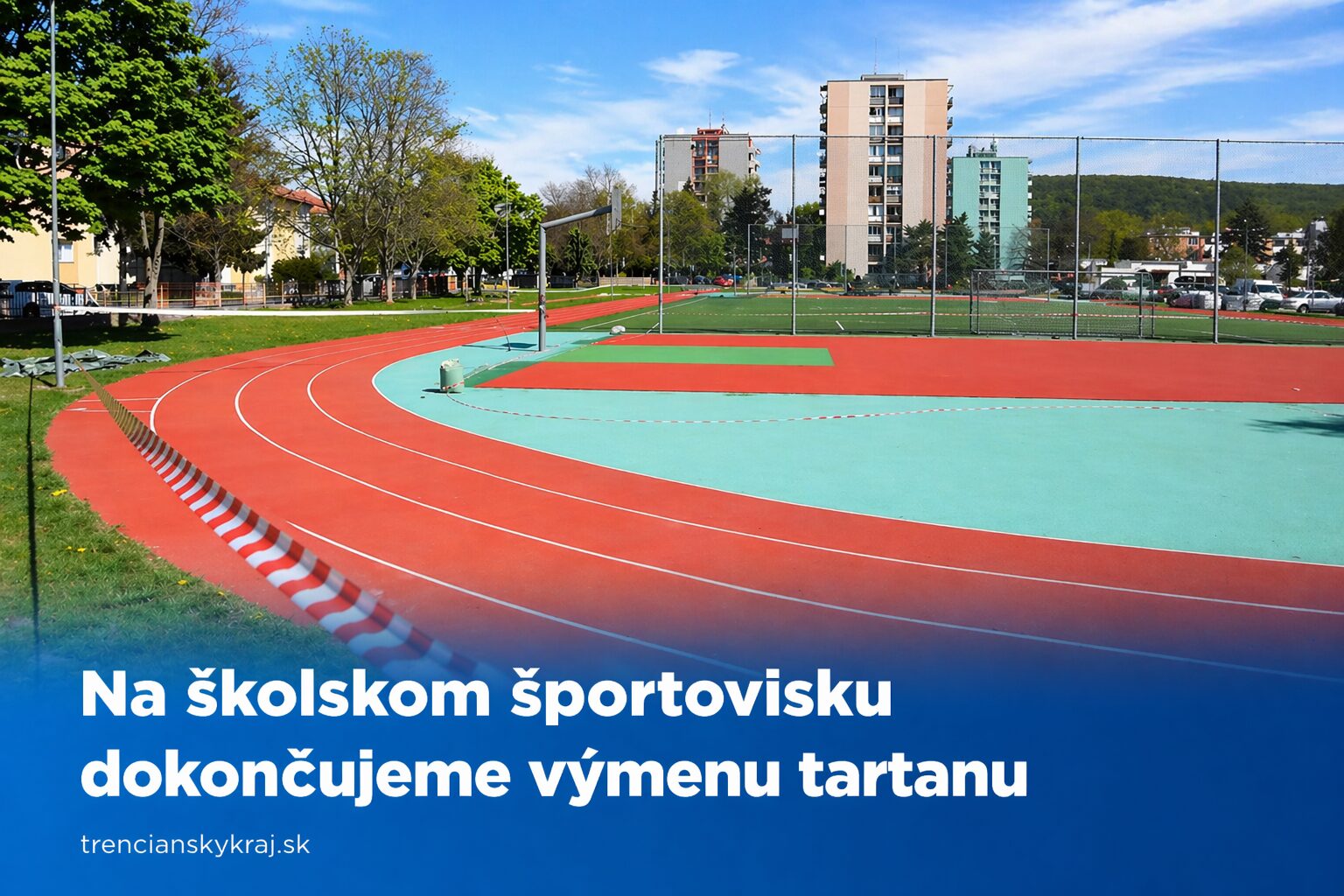 Na školskom športovisku na Hodžovej finišuje výmena tartanu