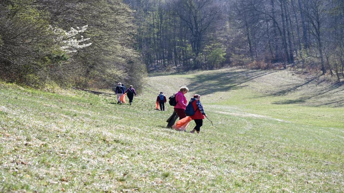 Dobrovoľníci ukázali, že im na meste záleží: Studnička v Dubnici opäť ožila