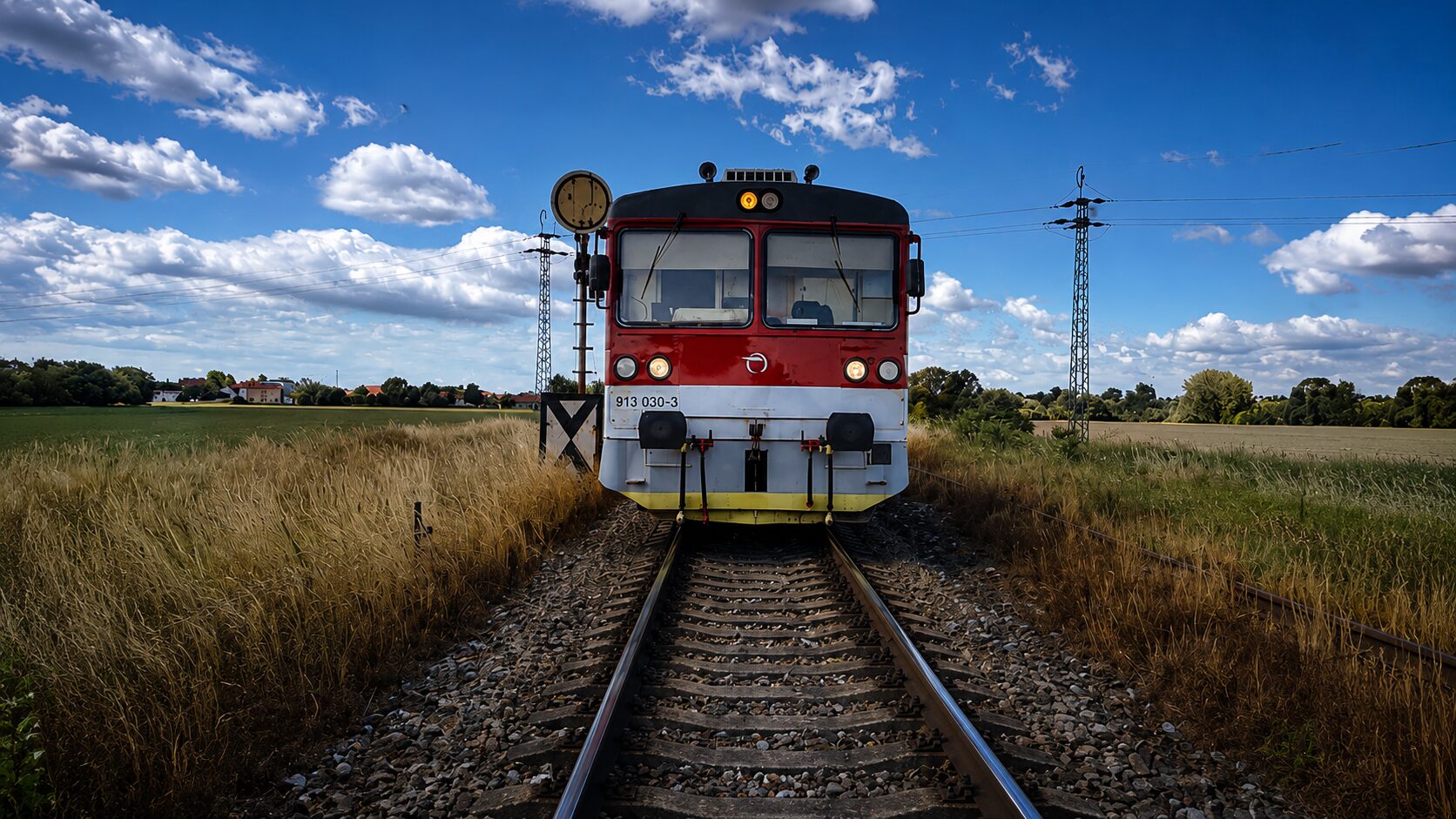 Muž vošiel do koľajiska pred osobný vlak. Z miesta ho transportoval vrtuľník
