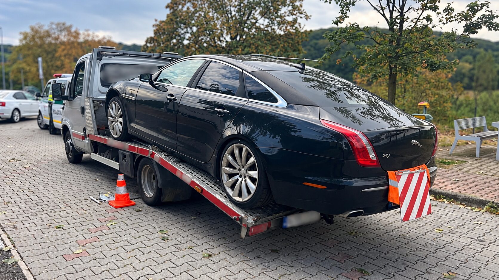 Odťahovka na D1 bola preťažená o tonu. Polícia vodičovi zakázala pokračovať v jazde