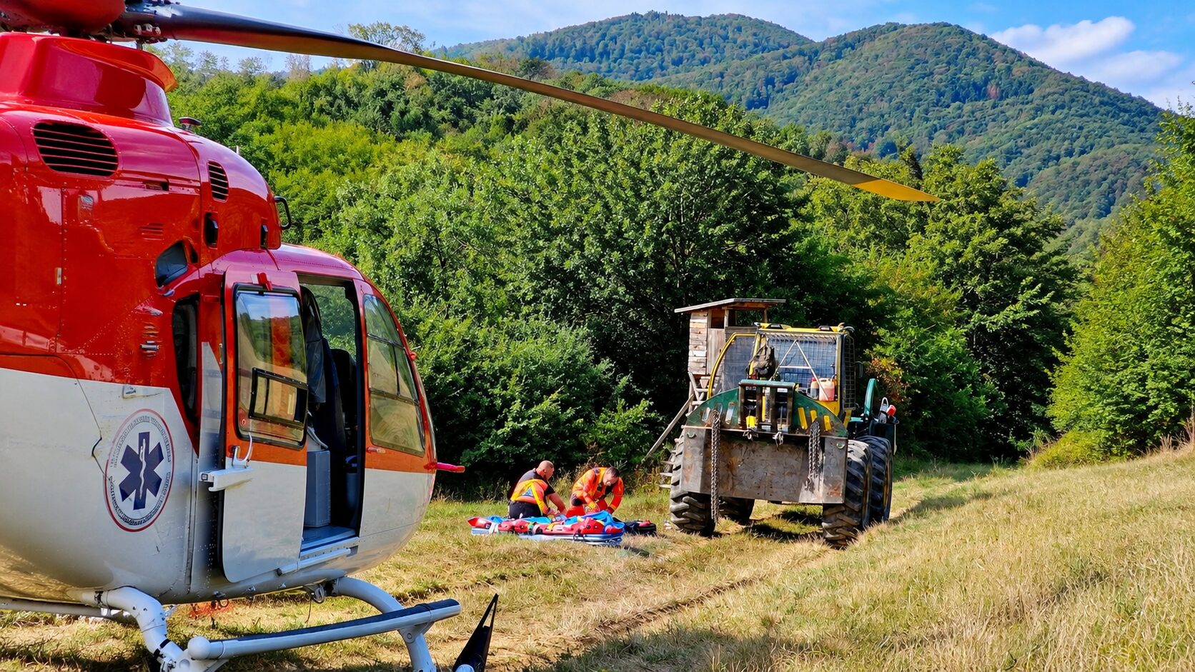 Uštipnutie sršňom vážne ohrozilo 37-ročného muža. Z lesného terénu ho transportoval vrtuľník