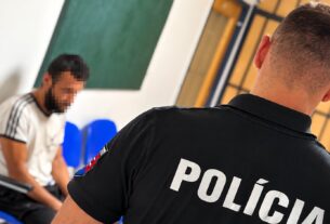 V autobuse sa cestujúcemu vyhrážal zabitím. 35-ročný muž skončil v cele