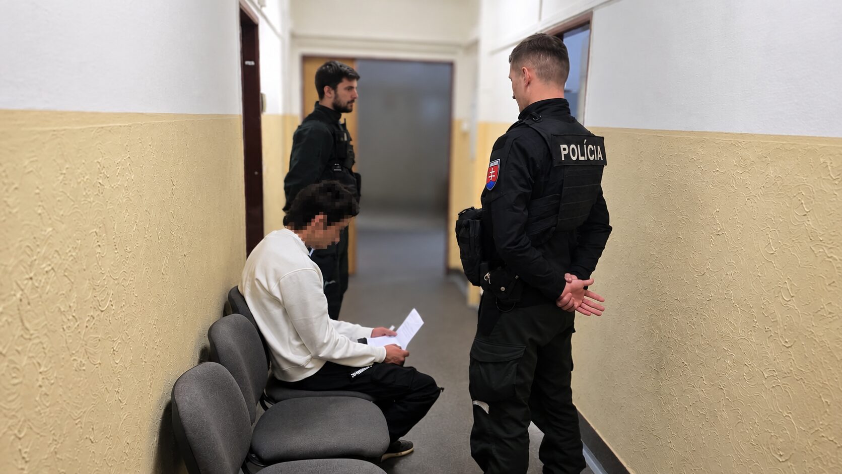 Policajt z Prievidze bol mimo služby, no neváhal zasiahnuť. Utekajúceho zlodeja dostihol pred ďalšou predajňou