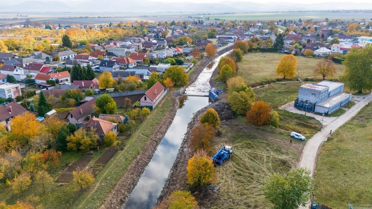 V Čachticiach prebieha rozsiahle čistenie vodných tokov. Práce majú pomôcť chrániť majetok obyvateľov