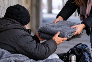 Prievidza vyzýva na pomoc ľuďom bez domova. S príchodom chladu potrebujú najmä deky a spacáky