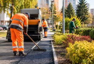 Technické služby v Prievidzi pokračujú v jesenných prácach. Opravujú chodníky, menia osvetlenie a starajú sa o zeleň