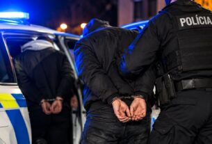 Nočná lúpež v Dubnici nad Váhom: Dvojica mužov mala napadnúť a okradnúť 42-ročného muža